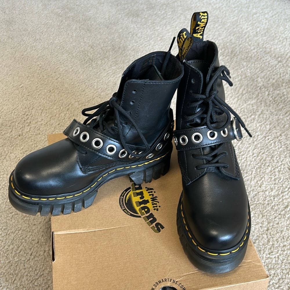 DR MARTEN PLATFORM ANKLE BOOTS